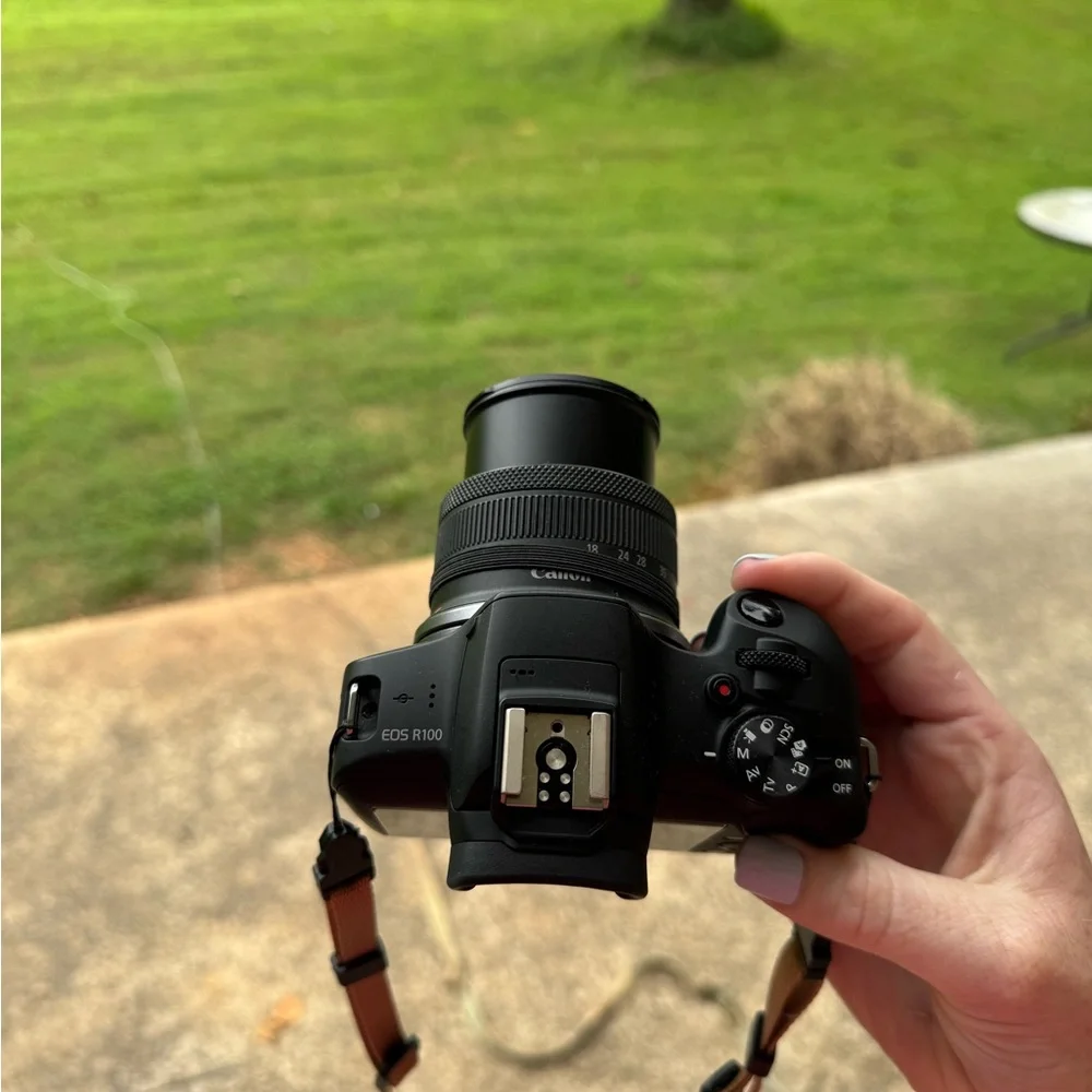 Canon EOS R100 Mirrorless camera Black with Floral Strap